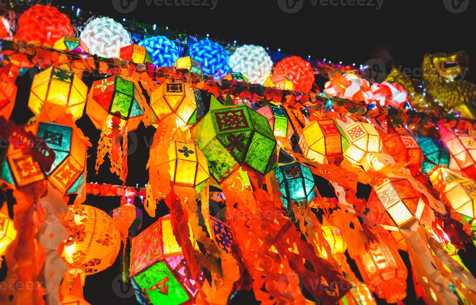 coloridas linternas de la calle del festival de loy krathong. foto