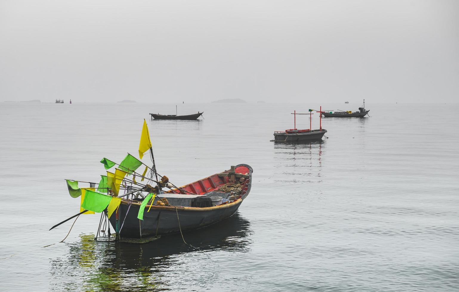 Barcos de pesca de madera en el mar. foto