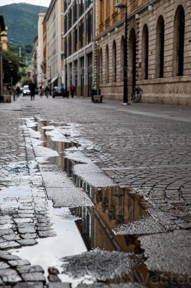 refleja el agua y refleja los edificios foto