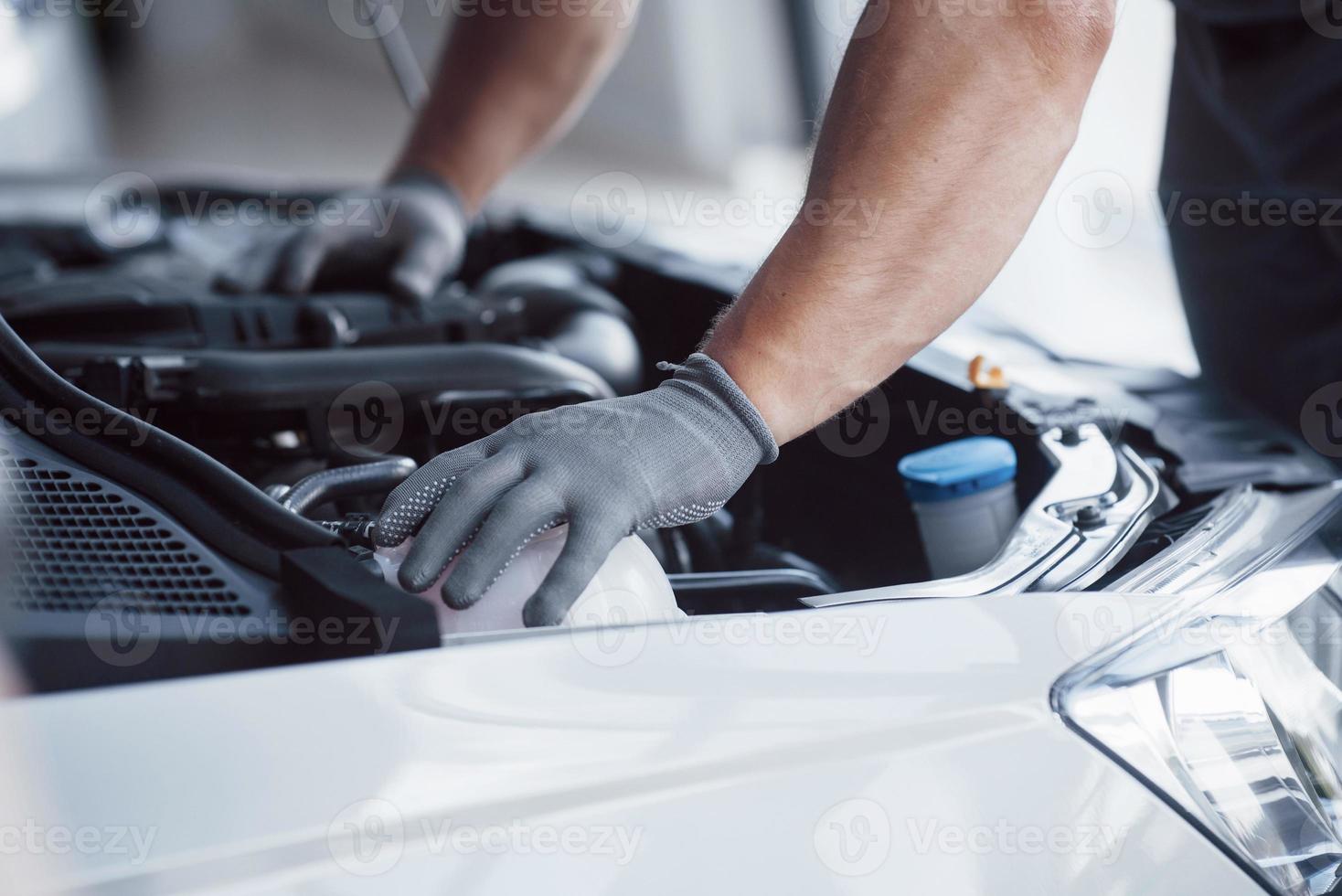 Mecánico trabajando en garaje. servicio de reparación foto