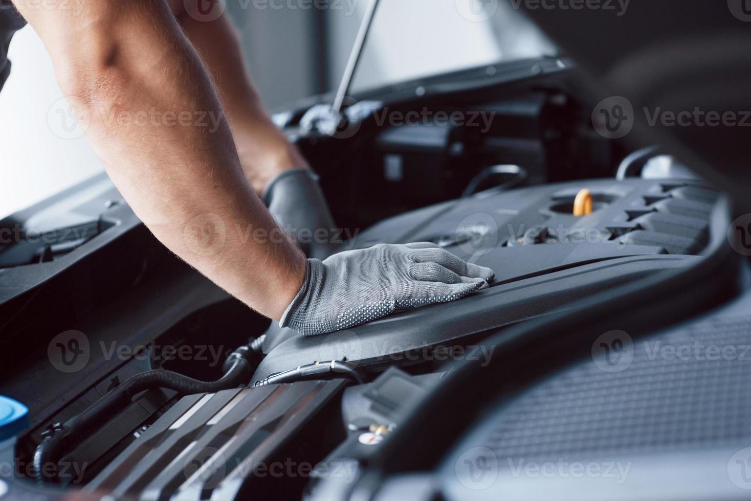 Mecánico trabajando en garaje. servicio de reparación foto