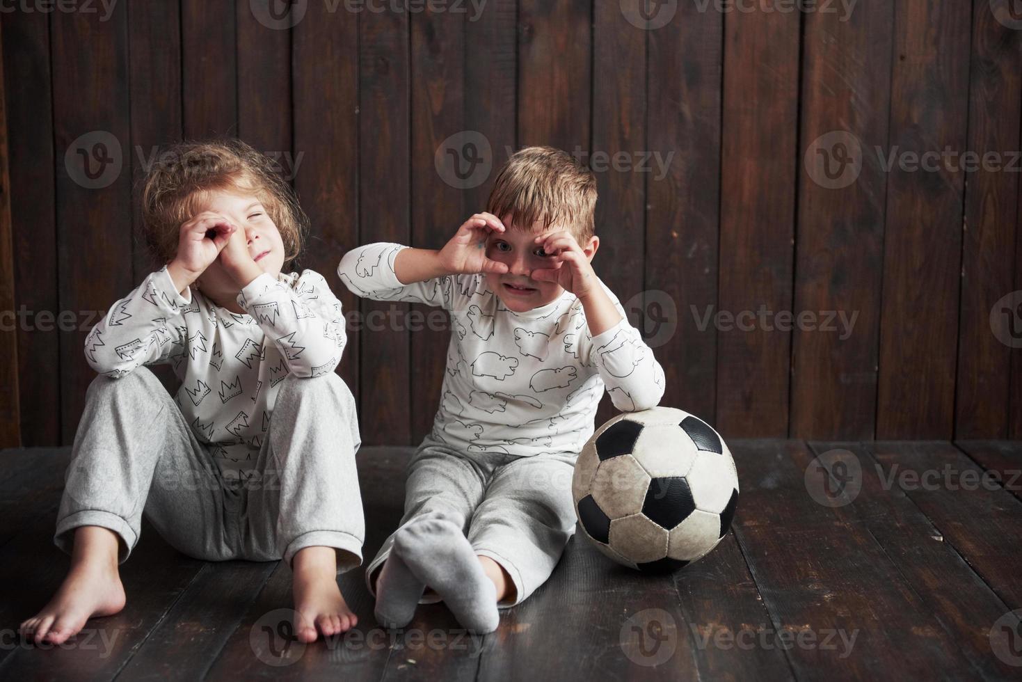 dos niños, hermano y hermana en pijama juegan juntos. foto