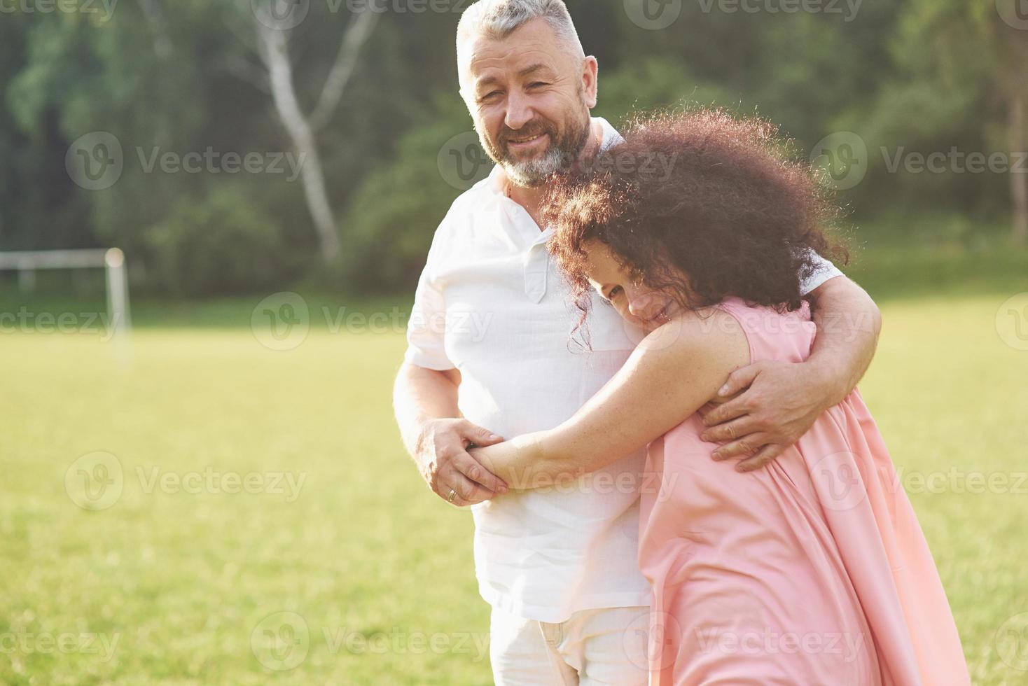 una pareja de ancianos guapa y amorosa al aire libre en el parque, muchos años juntos foto