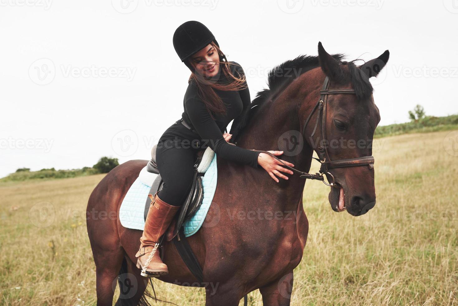 Niña bonita - montar a caballo, deporte ecuestre en primavera foto