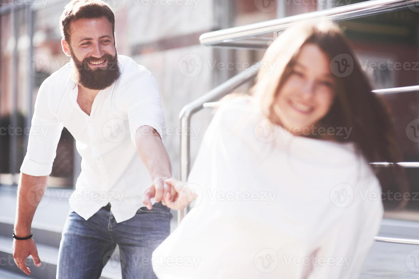 hermosa pareja feliz abrazándose en la calle de la ciudad concepto de estilo de vida amor y romance foto