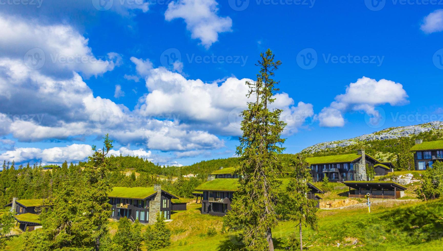 hermoso panorama cabañas cabañas montañas kvitfjell zona de esquí favang noruega. foto