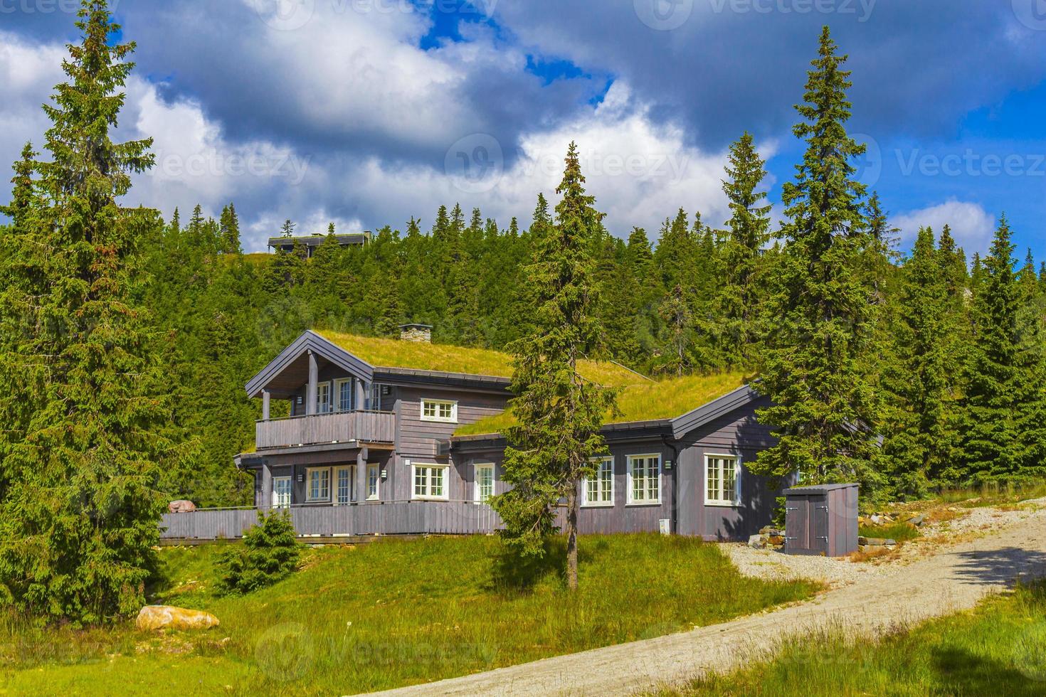 hermoso panorama cabañas cabañas montañas kvitfjell zona de esquí favang noruega. foto