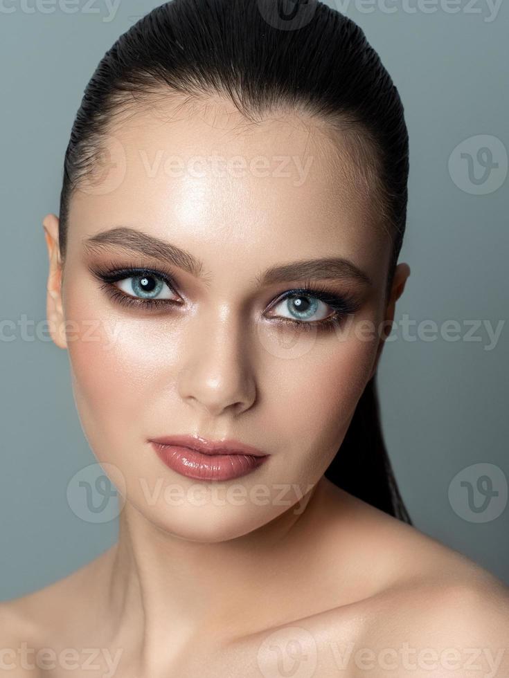 retrato, de, mujer joven, con, hermoso, maquillaje foto