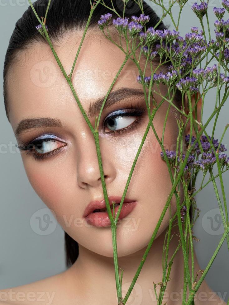 retrato, de, joven, mujer hermosa, con, flores foto