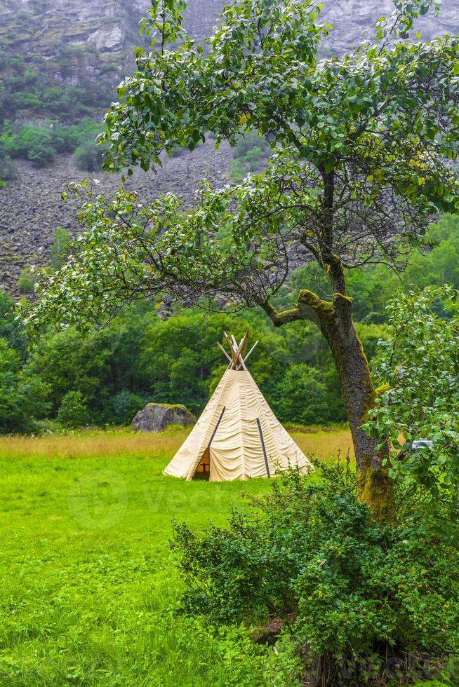 tienda tipi en la naturaleza y el bosque noruego. foto