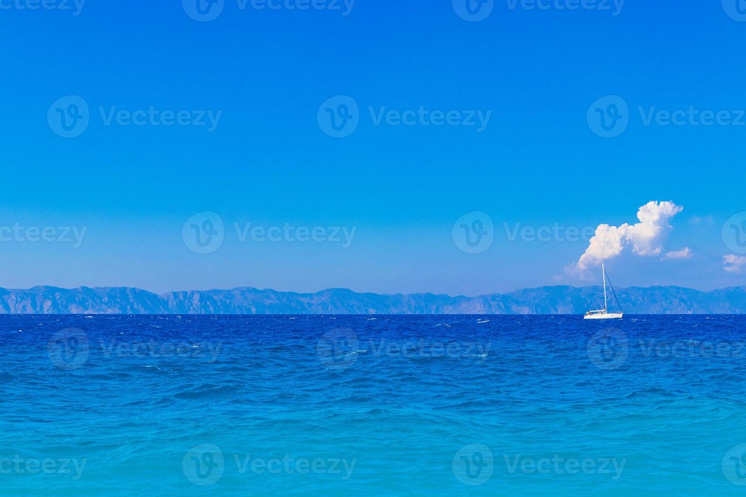 elli beach paisaje rodas grecia agua turquesa y vista de turquía. foto