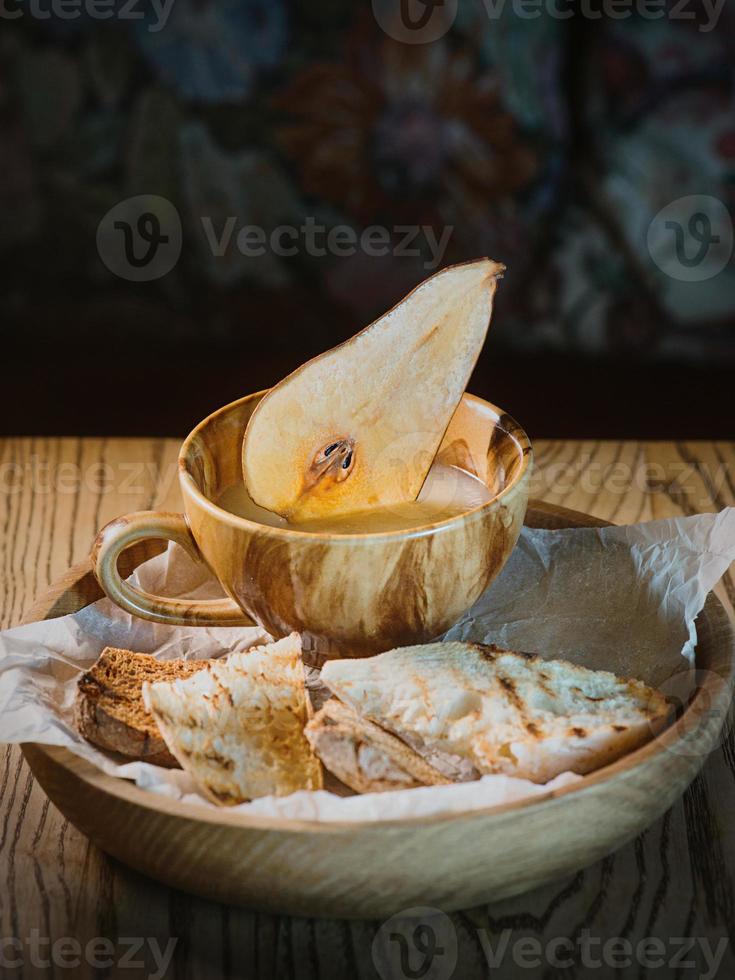 aperitivo - paté de gelatina con pita y decorado con pera foto