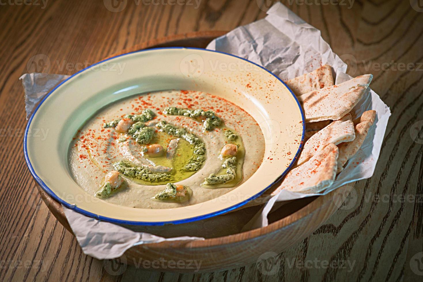 hummus en el plato con pan blanco foto