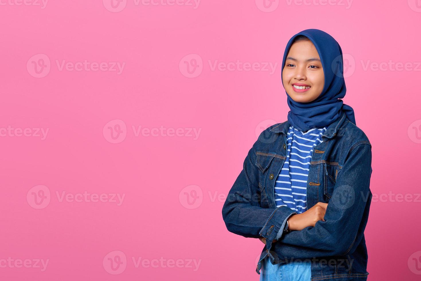 retrato, de, sonriente, joven, mujer asiática, mirar cámara del juez, con, brazos cruzados foto