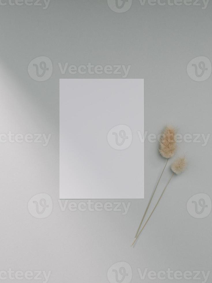 maqueta de tarjeta de invitación, plantilla de tarjeta de felicitación en blanco. endecha plana, estilo minimalista foto