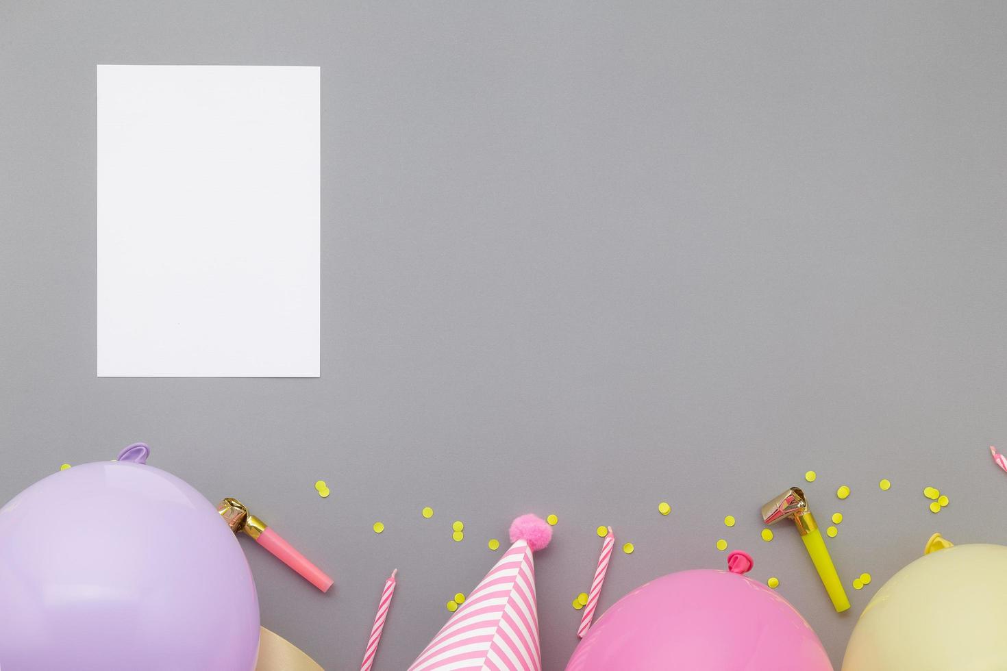 Fondo de feliz cumpleaños, decoración de fiesta colorida laicos plana con tarjeta de invitación de volante sobre fondo gris pastel foto