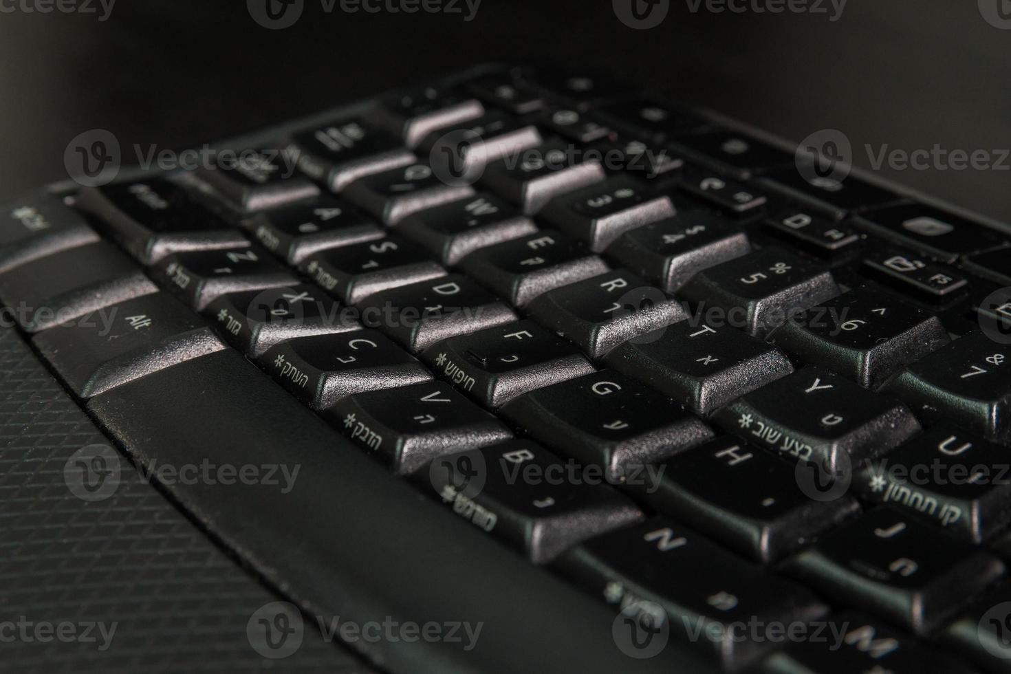 Teclado con letras en hebreo e inglés. foto