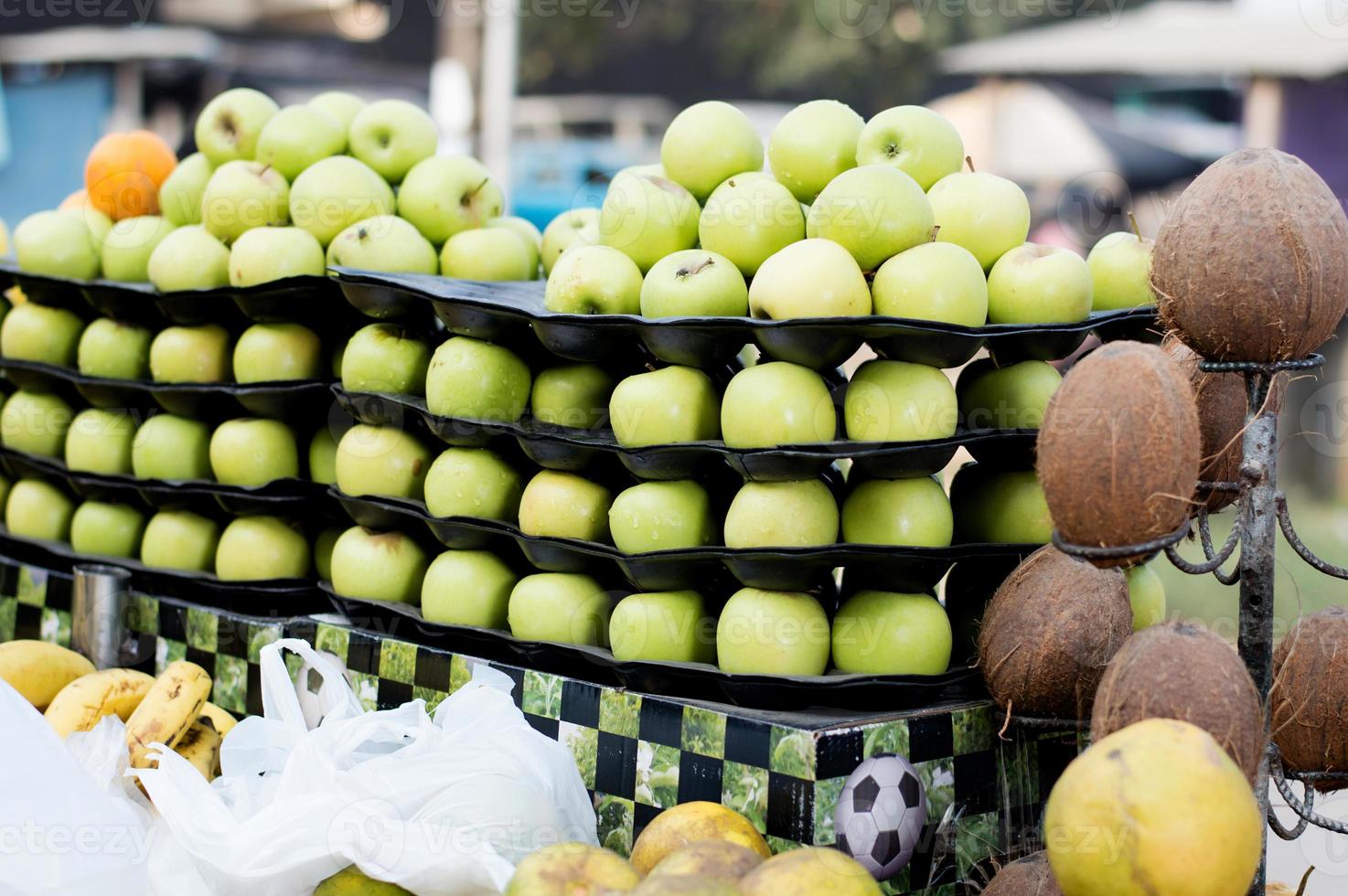 vendiendo fruta en el mercado callejero. foto