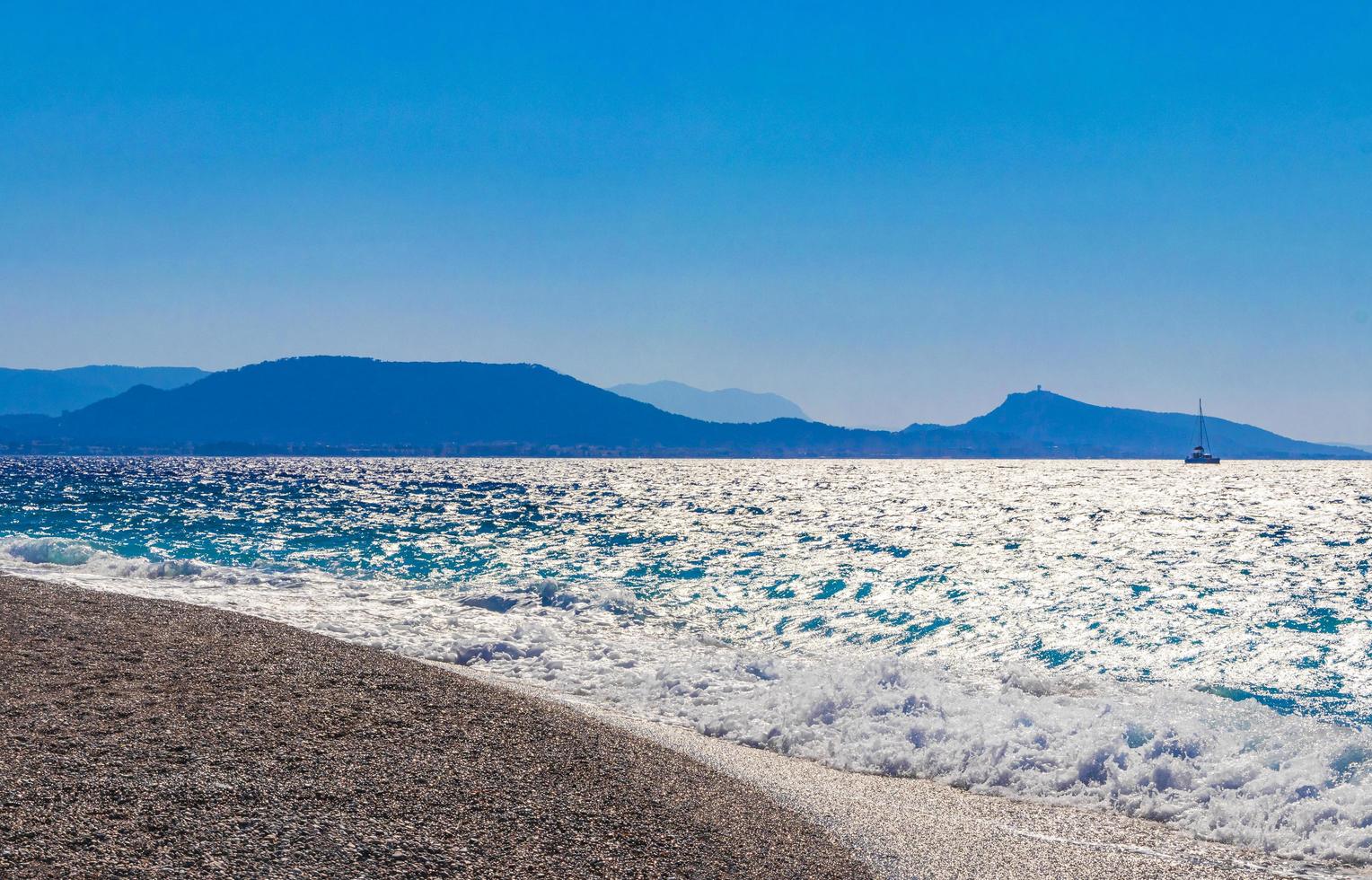 Elli Beach paisaje rodas grecia agua turquesa y vista de ialysos. foto