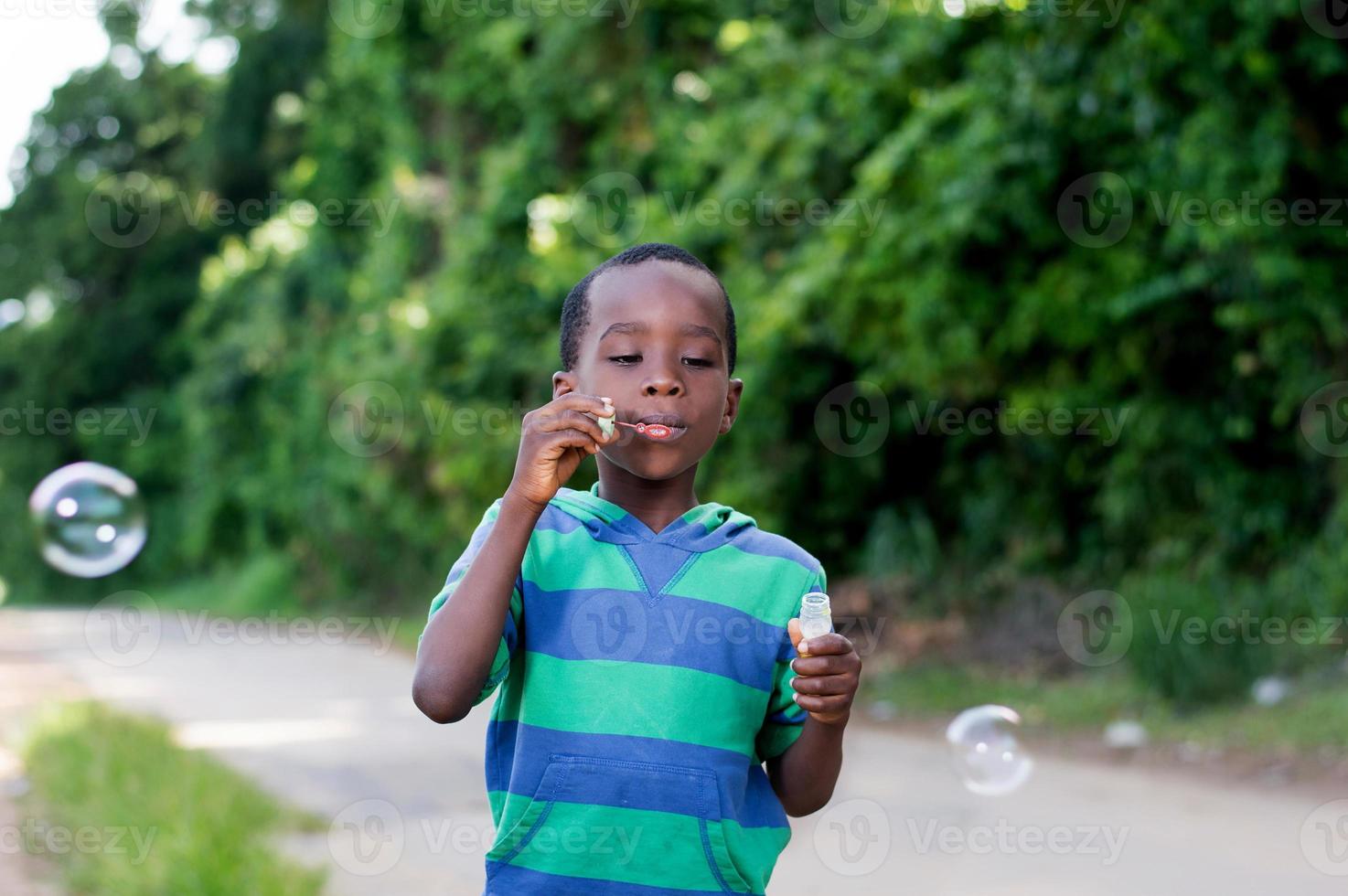 niño soplando burbujas. foto