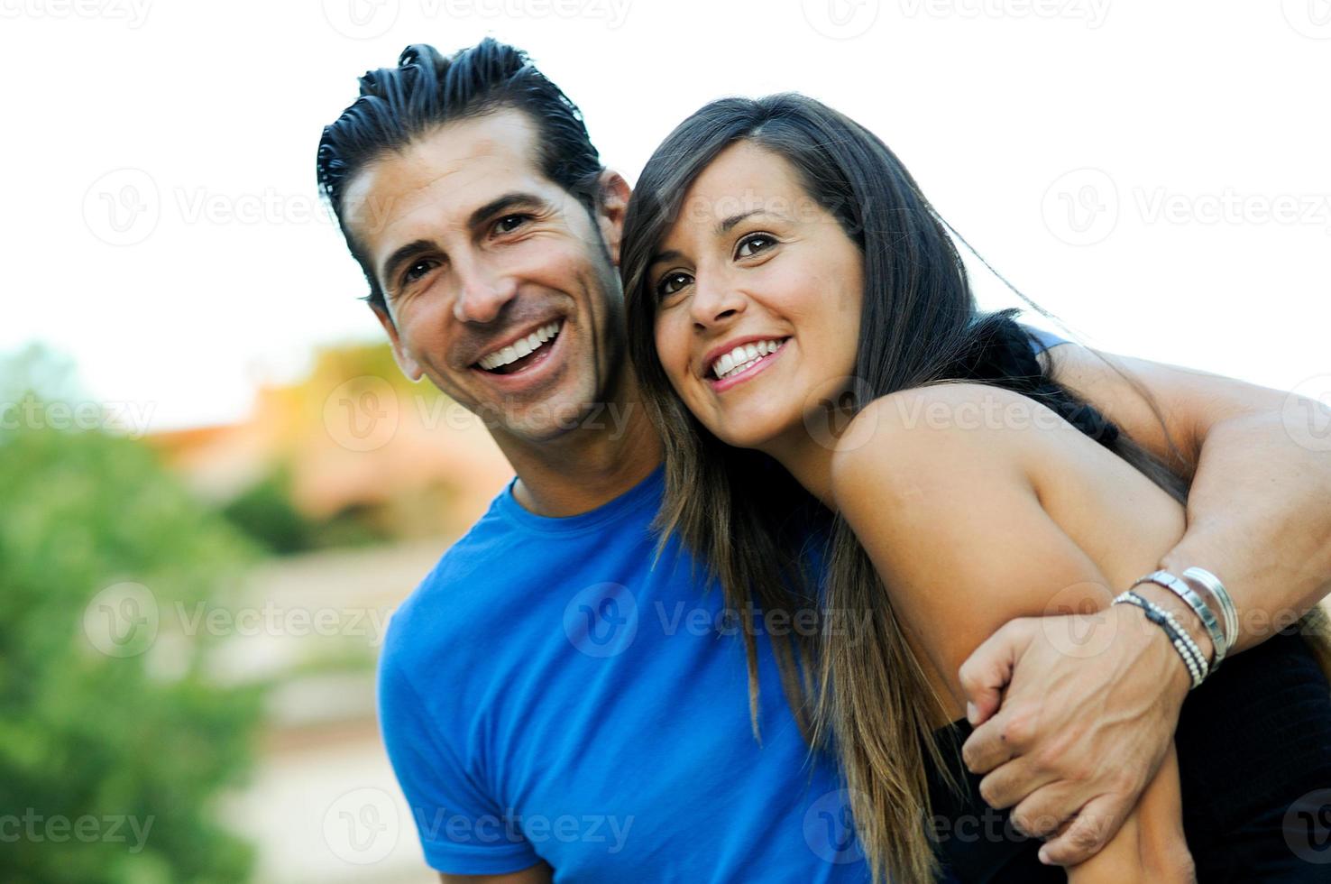 retrato, de, un, hermoso, pareja joven, sonriente, juntos foto