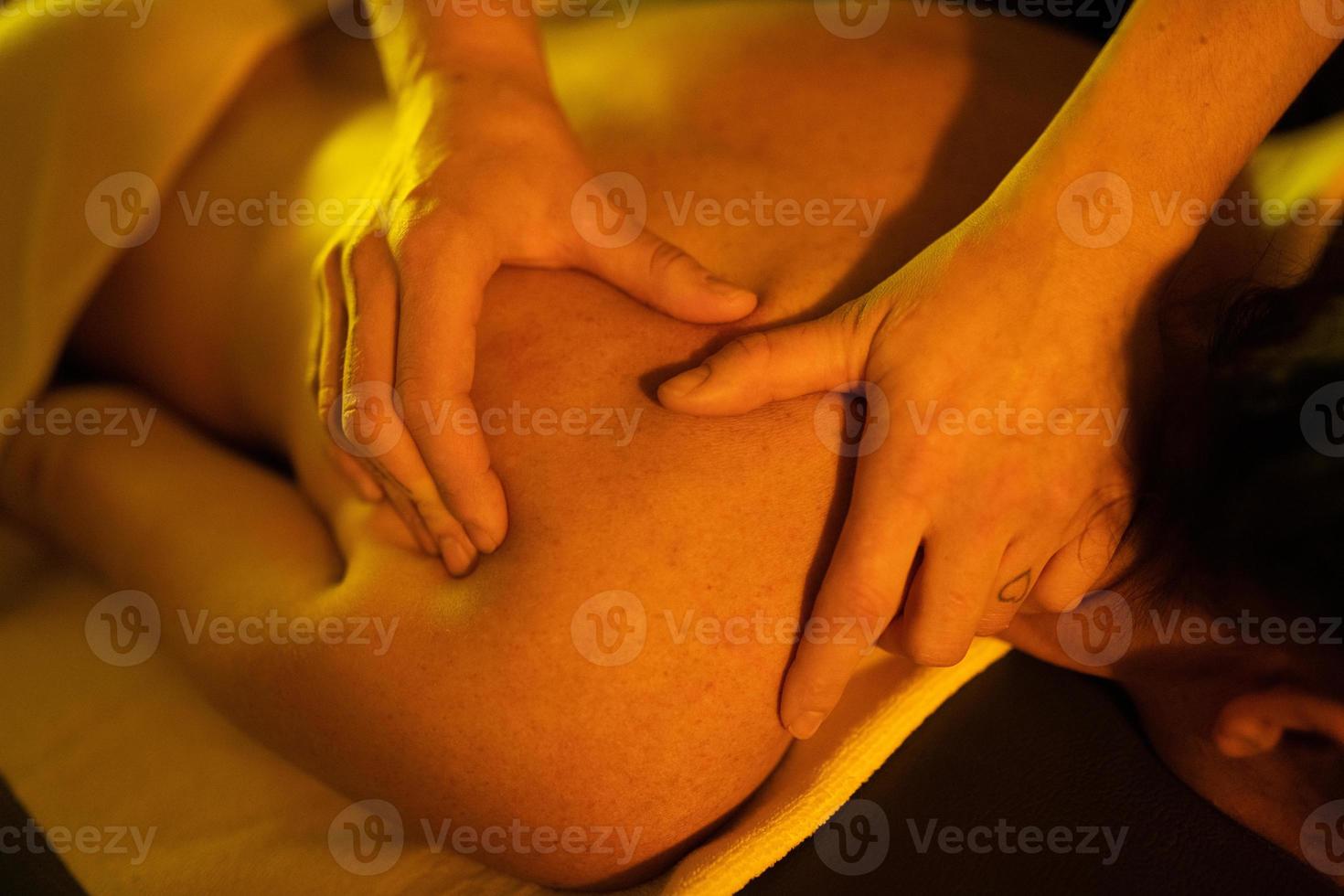 Mujer recibiendo masaje de espalda en baños árabes foto