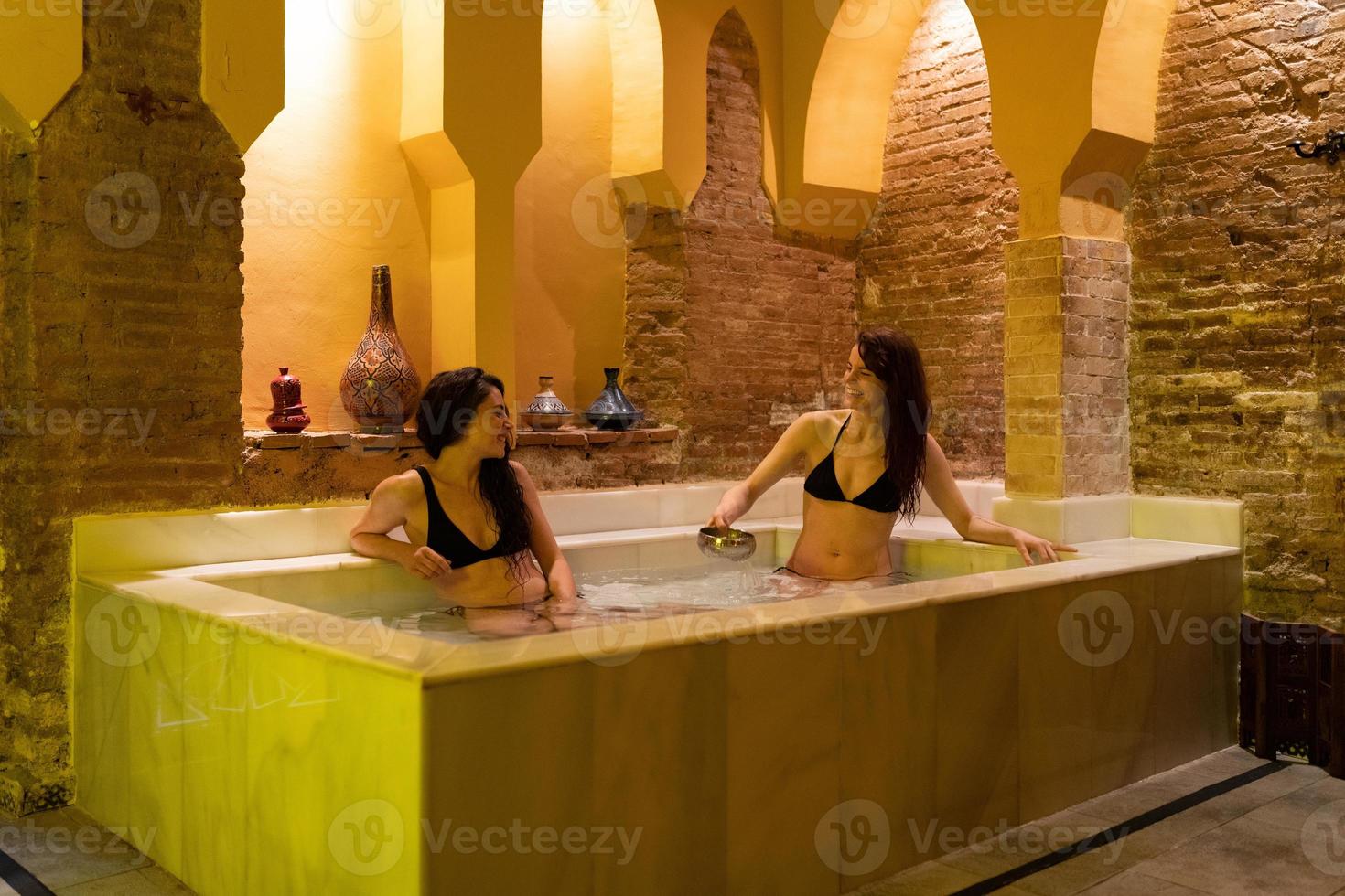 Dos mujeres disfrutando de baños árabes hammam en Granada foto