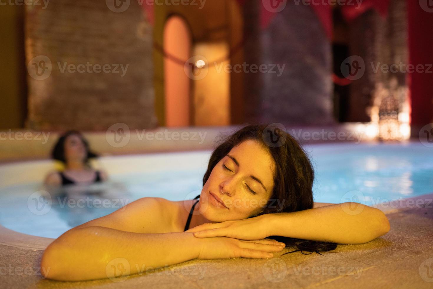 Dos mujeres disfrutando de baños árabes hammam en Granada foto