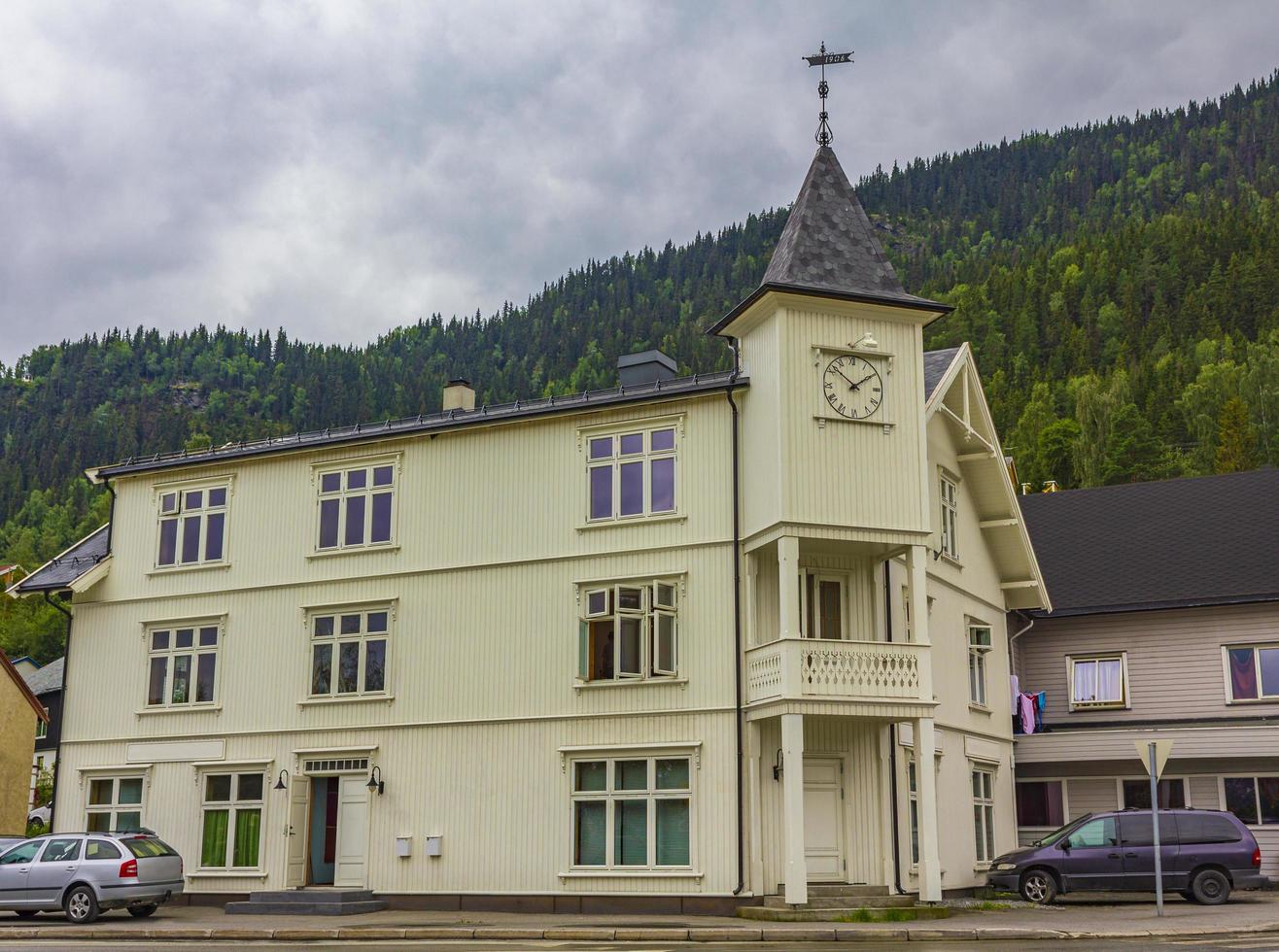 Coches de carretera casas idílicas en la ciudad Fagernes Fylke Innlandet Noruega foto