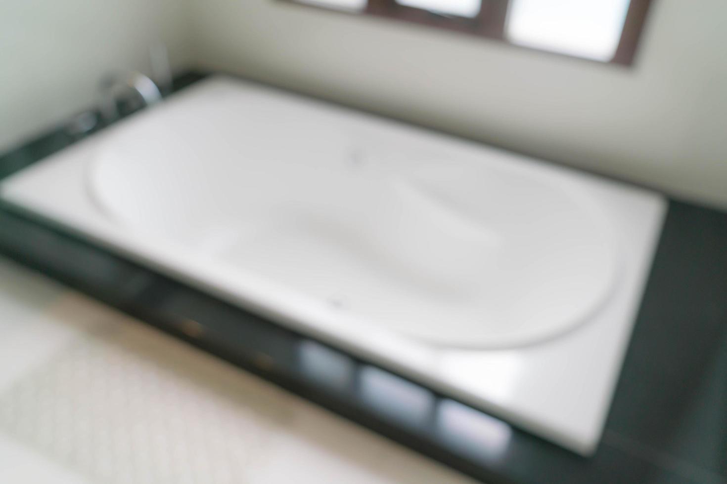 Hermosa decoración de bañera moderna blanca de lujo en el baño foto