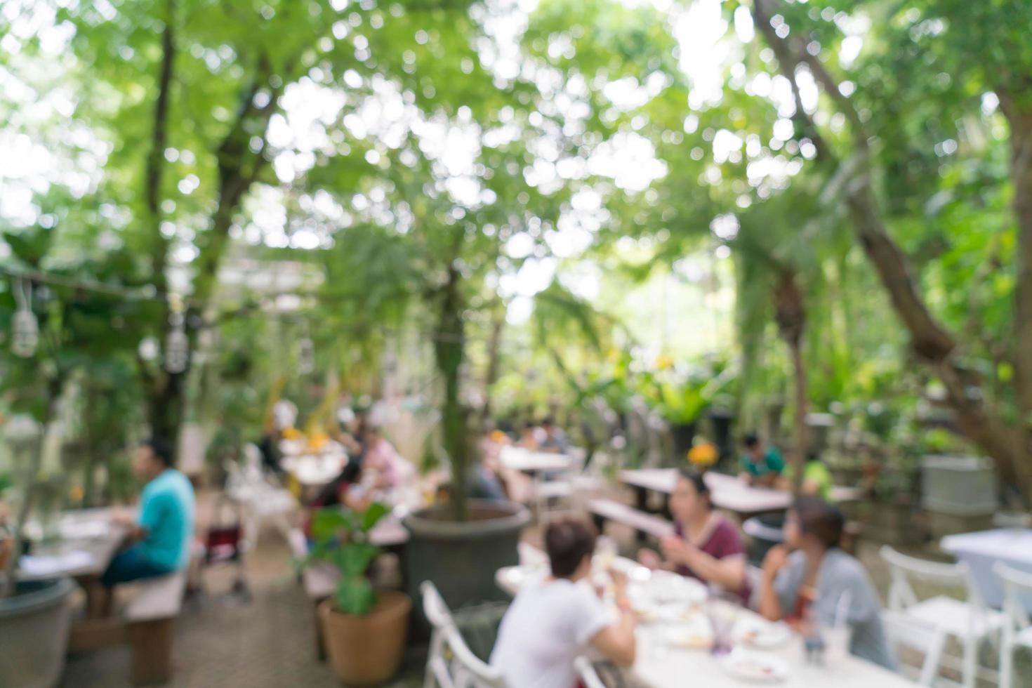 Gente borrosa abstracta en restaurante al aire libre para el fondo foto