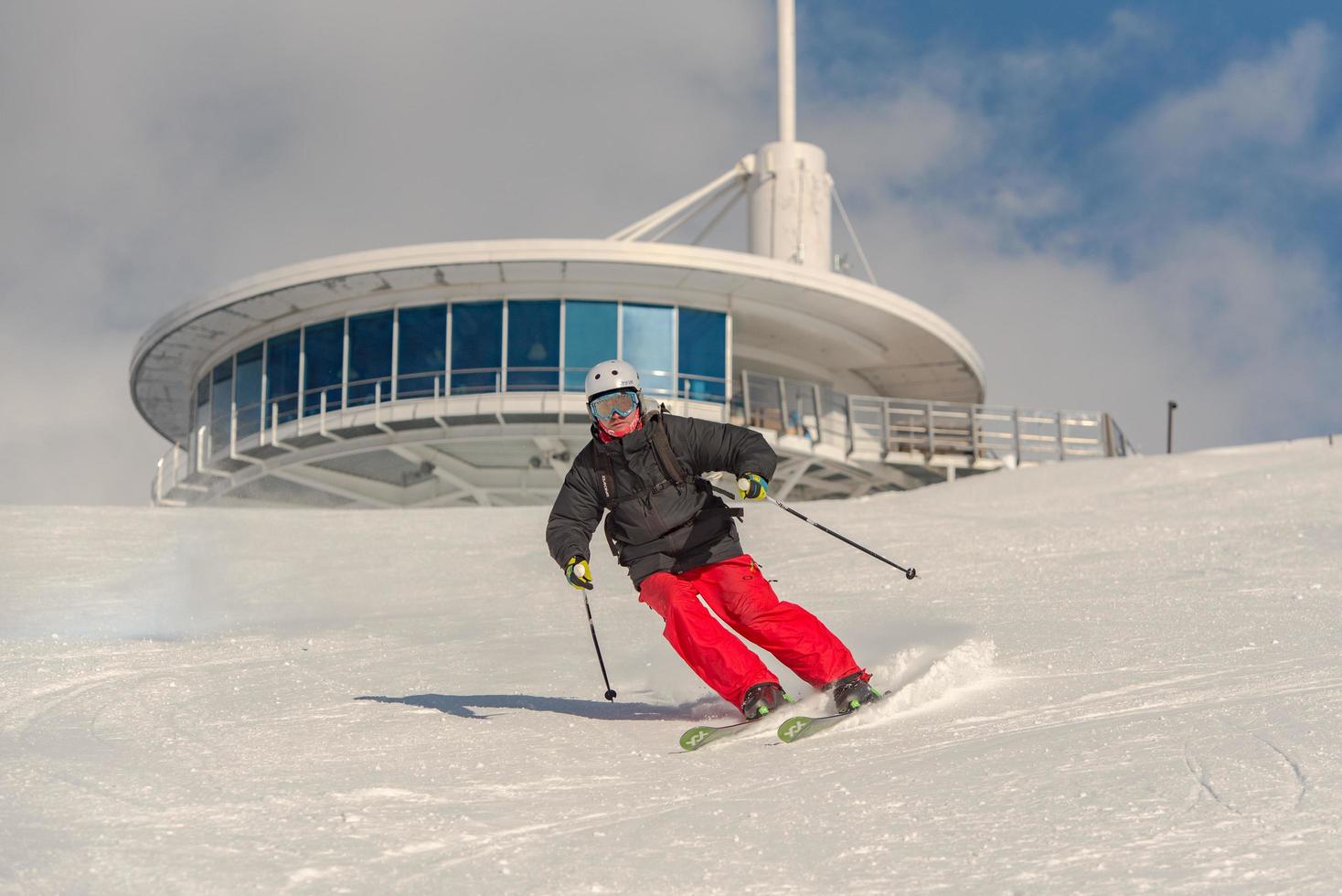 grandvalira, andorra, 03 de enero de 2021 - joven esquiando en los pirineos en la estación de esquí de grandvalira foto