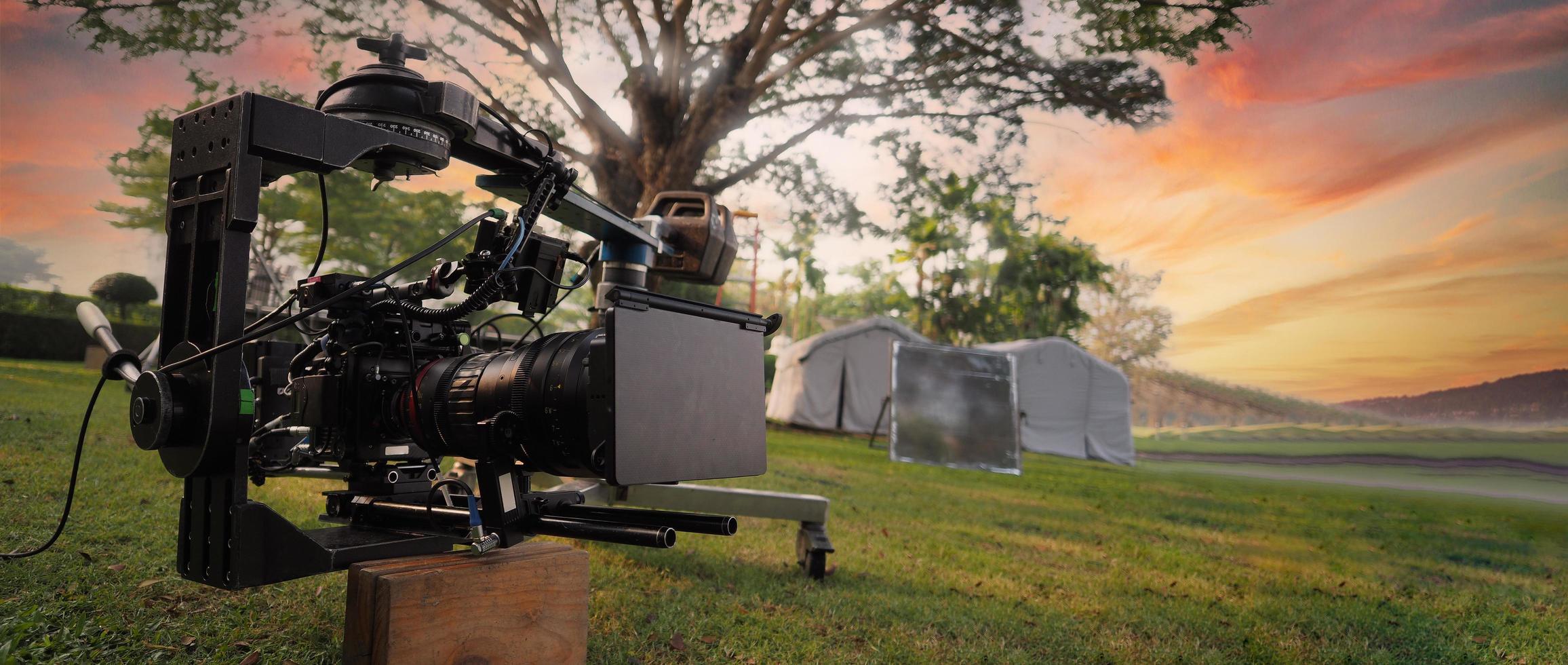 detrás de la cámara de video para grabar películas en exteriores. foto