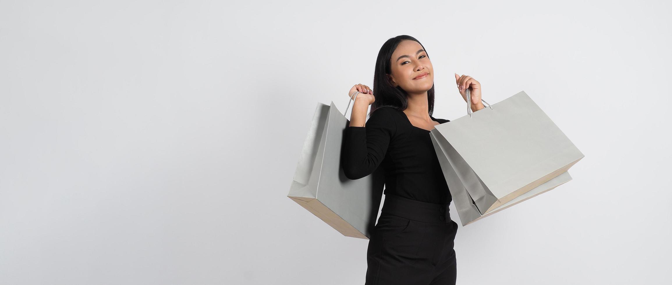 concepto de compras de mujer. felizmente niña y bolsas de compras foto