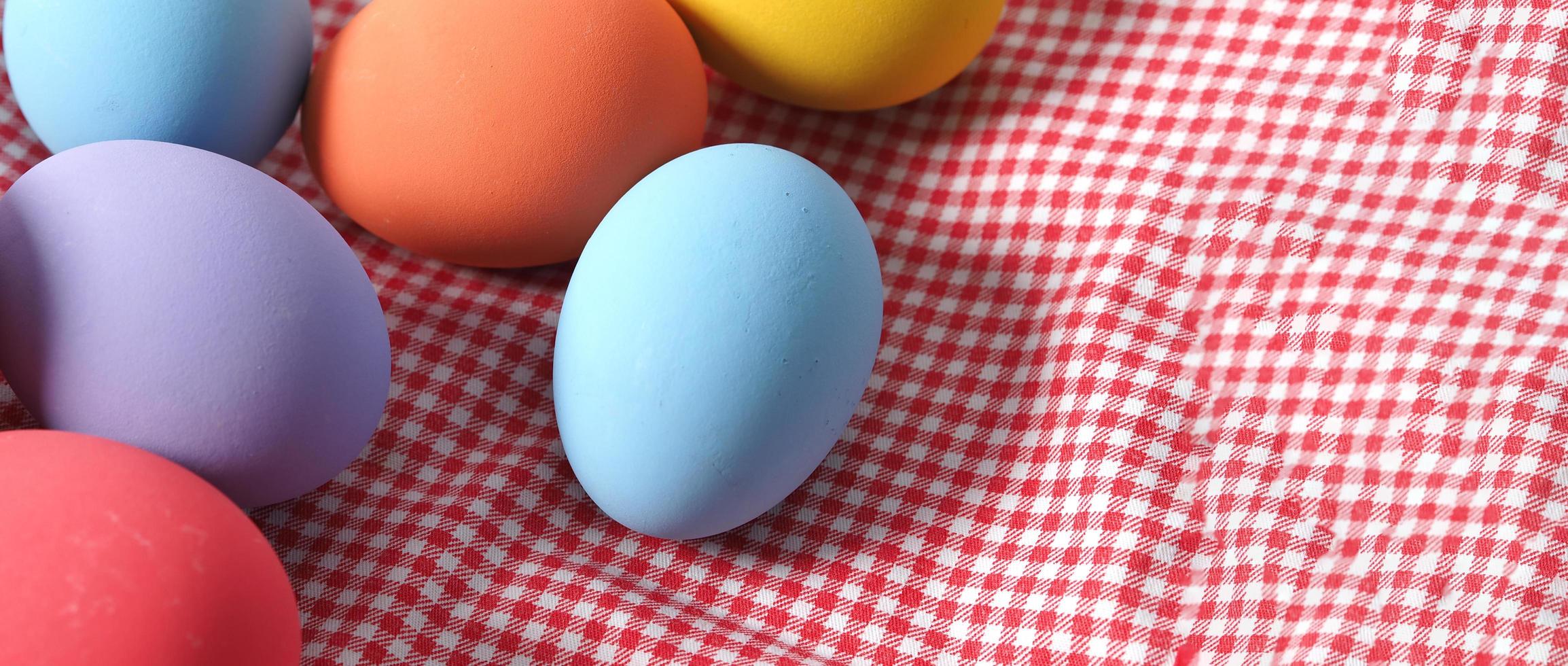 huevos de pascua o huevo de color. multicolor de huevos de pascua foto