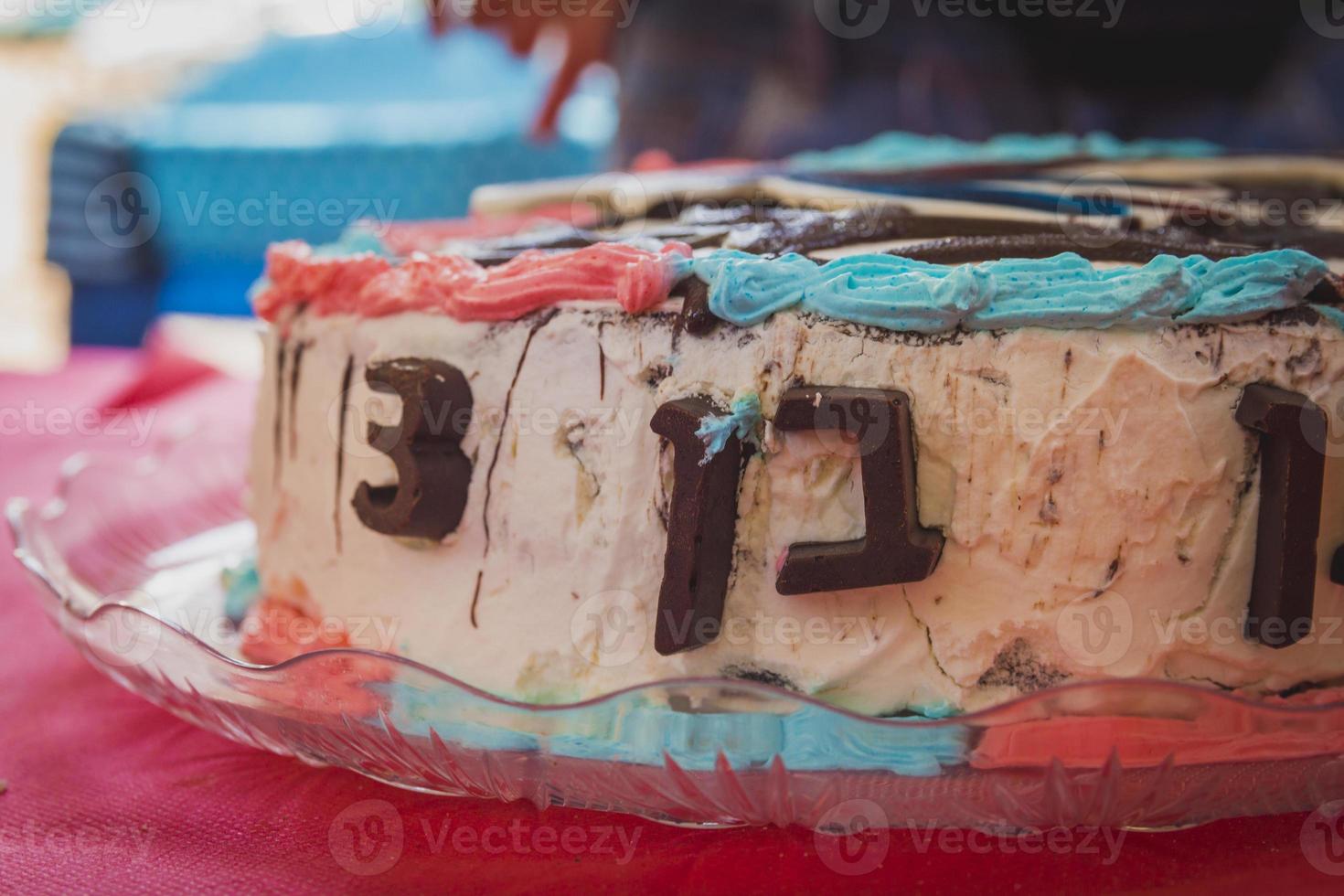 Tarta de cumpleaños número 3 decoración hecha de chocolate en tarta de crema foto