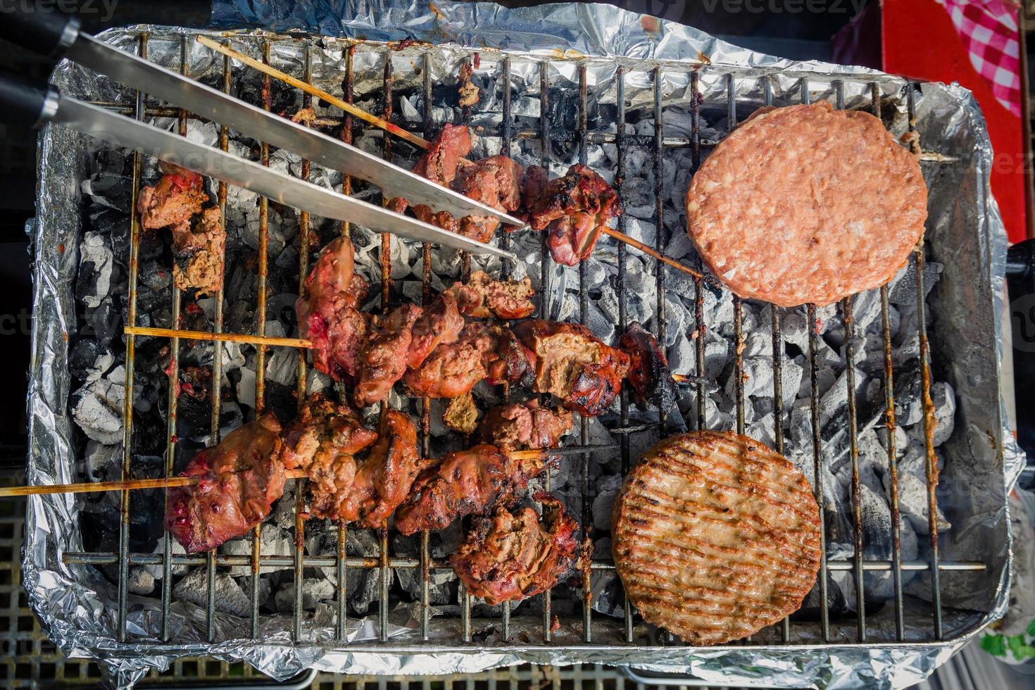 Se cocinan diferentes tipos de carne a la parrilla. foto