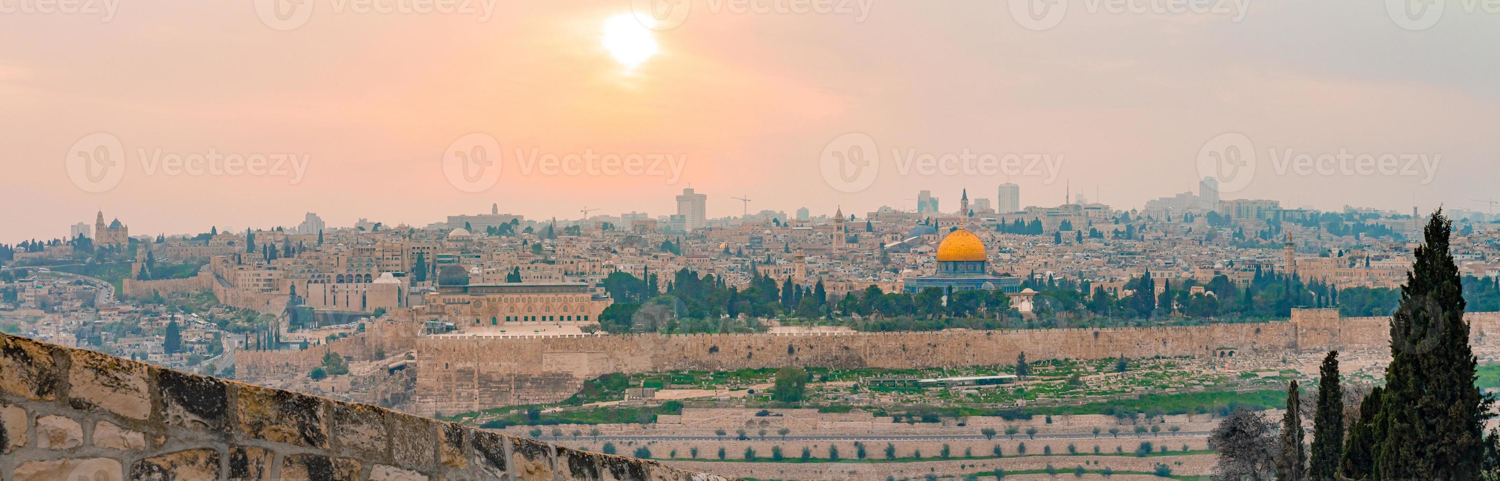 Vista panorámica de la ciudad vieja de Jerusalén y el monte del templo durante una espectacular y colorida puesta de sol foto