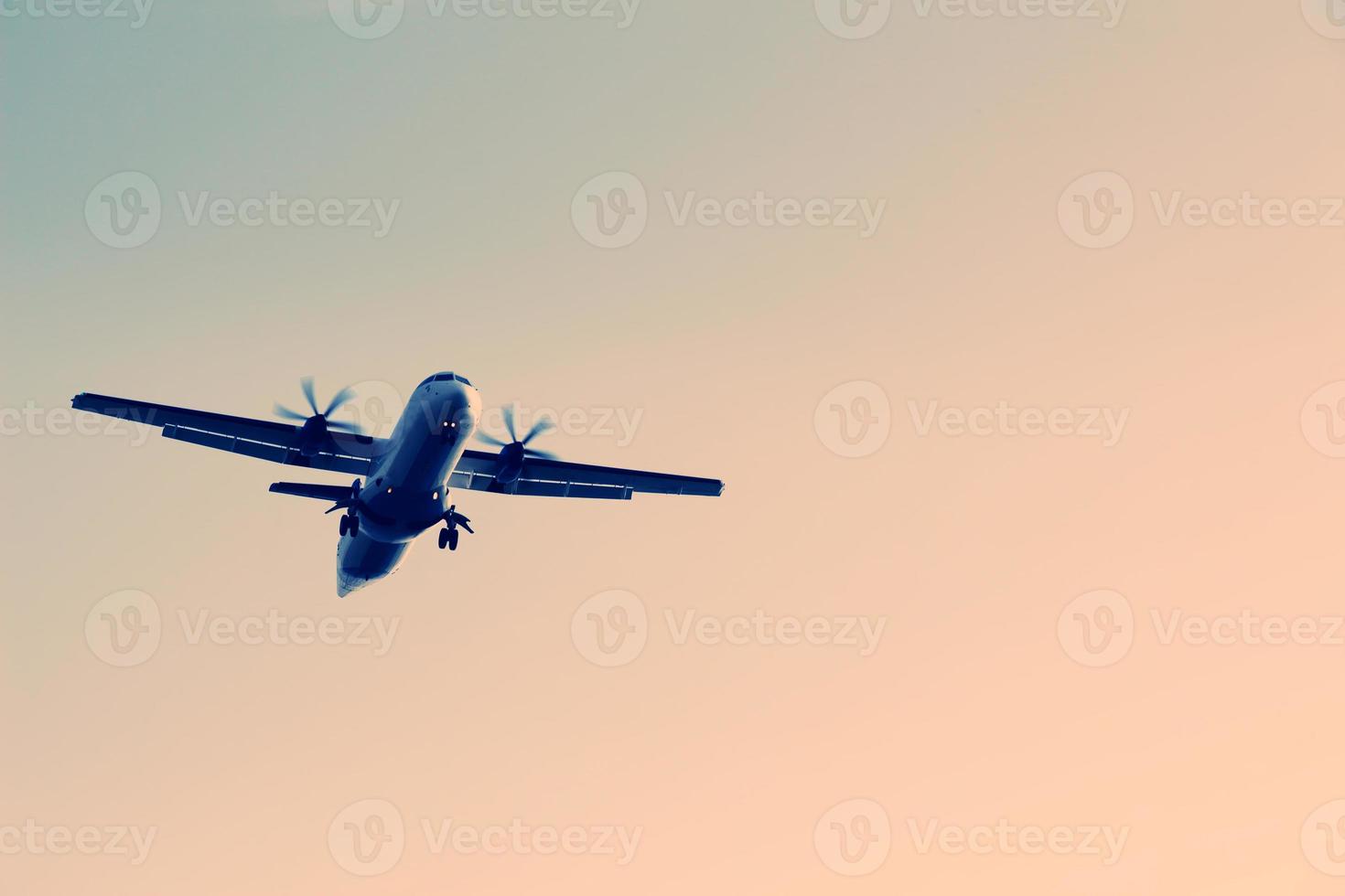 avión volando en el cielo foto