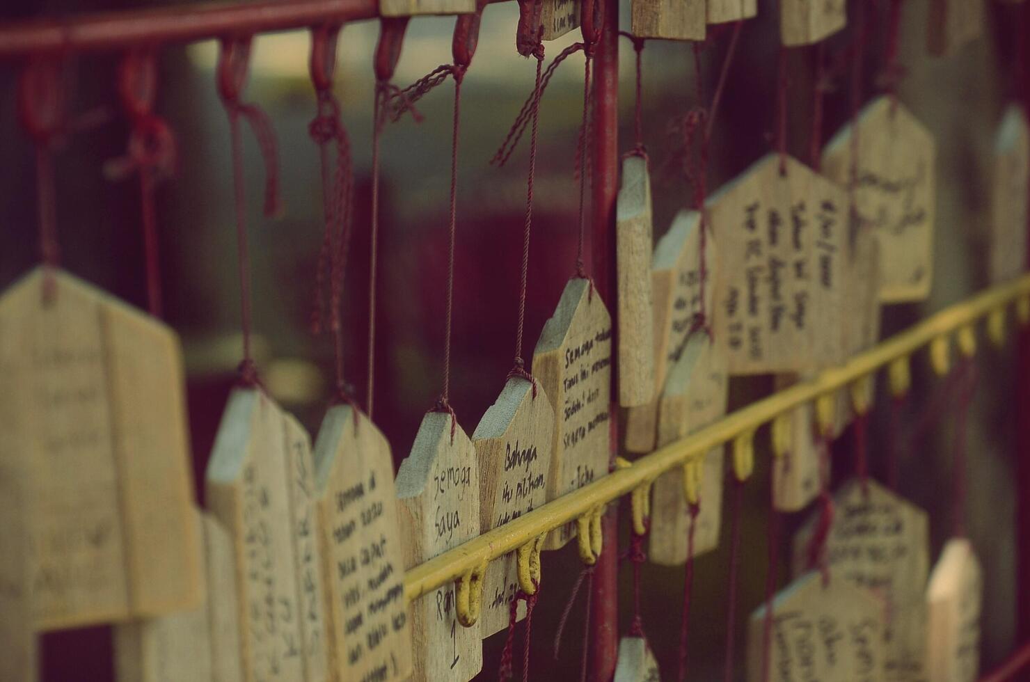 tablero de oración o tablillas de oración de madera foto