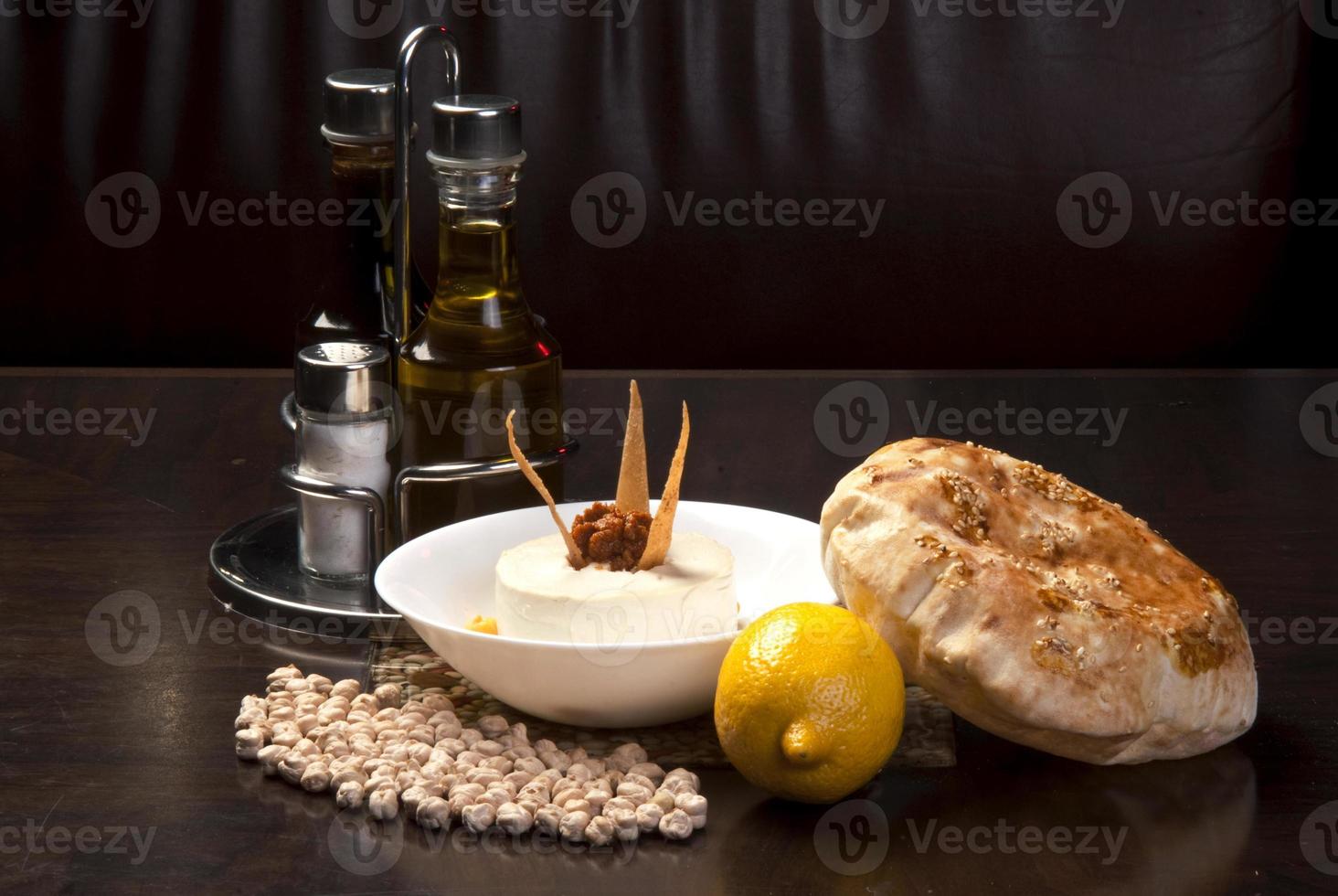 el tradicional medio oriente, hummus con tahini, servido con pan egipcio foto