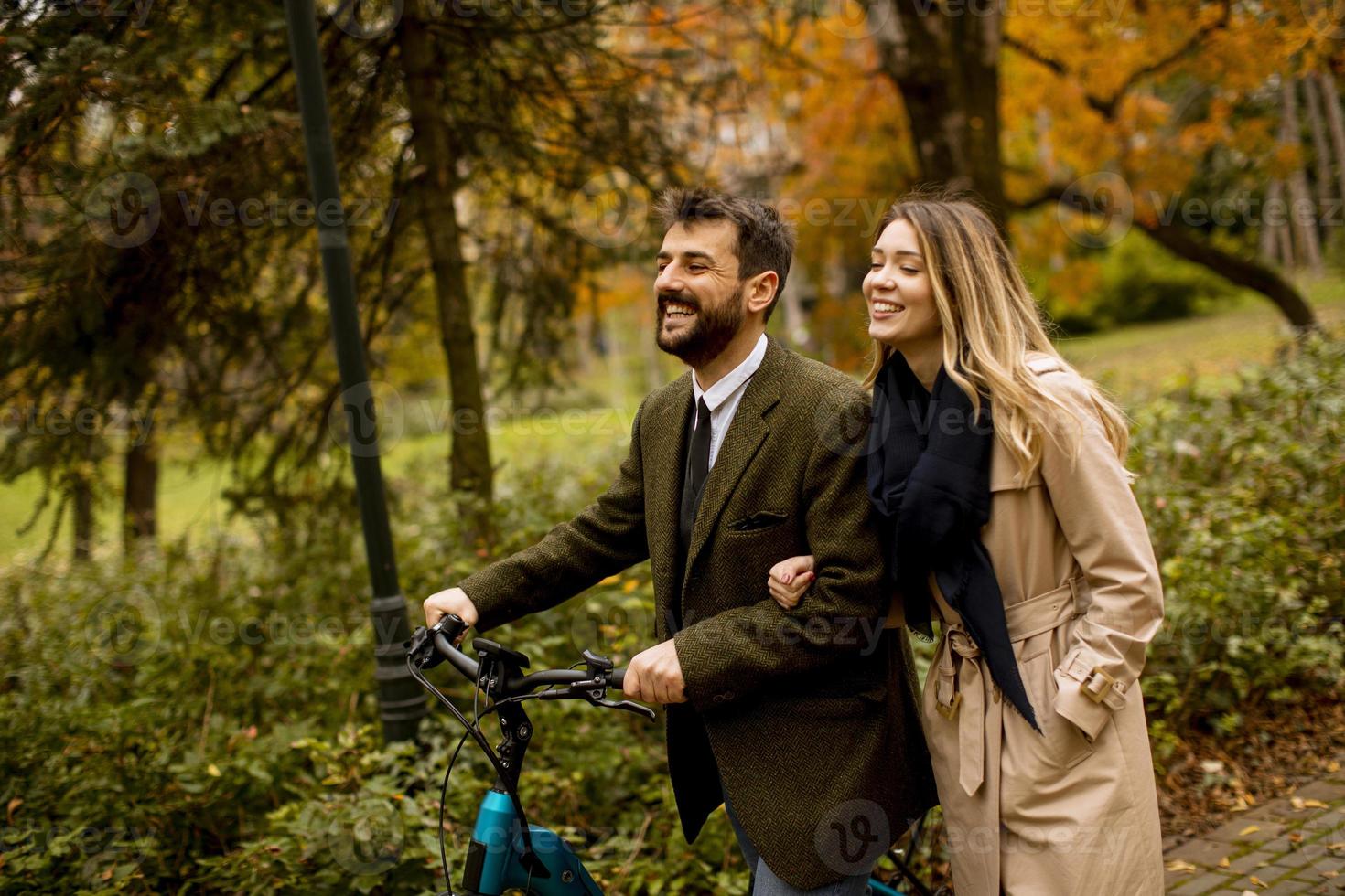 pareja joven, en, el, otoño, parque, con, bicicleta eléctrica foto