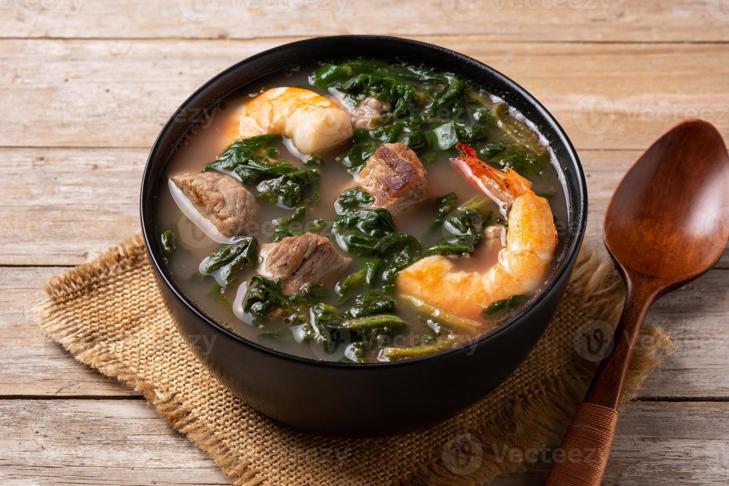 carne de res, estofado de quingombó y sopa de espinacas en un tazón foto