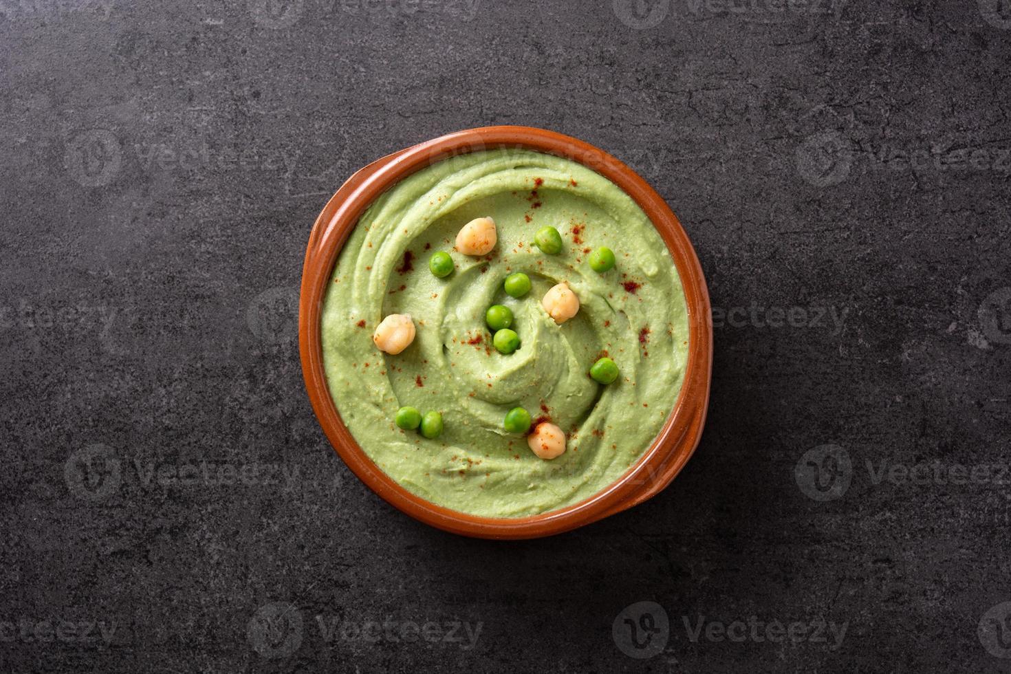 hummus de guisantes verdes y pan de pita foto