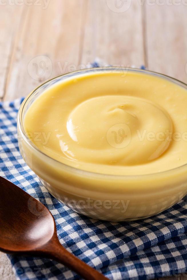 crema pastelera en un bol foto