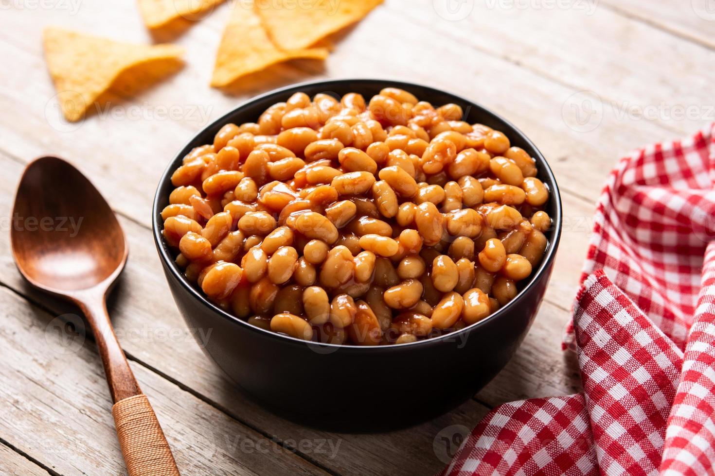 frijoles blancos en salsa de tomate en un tazón foto