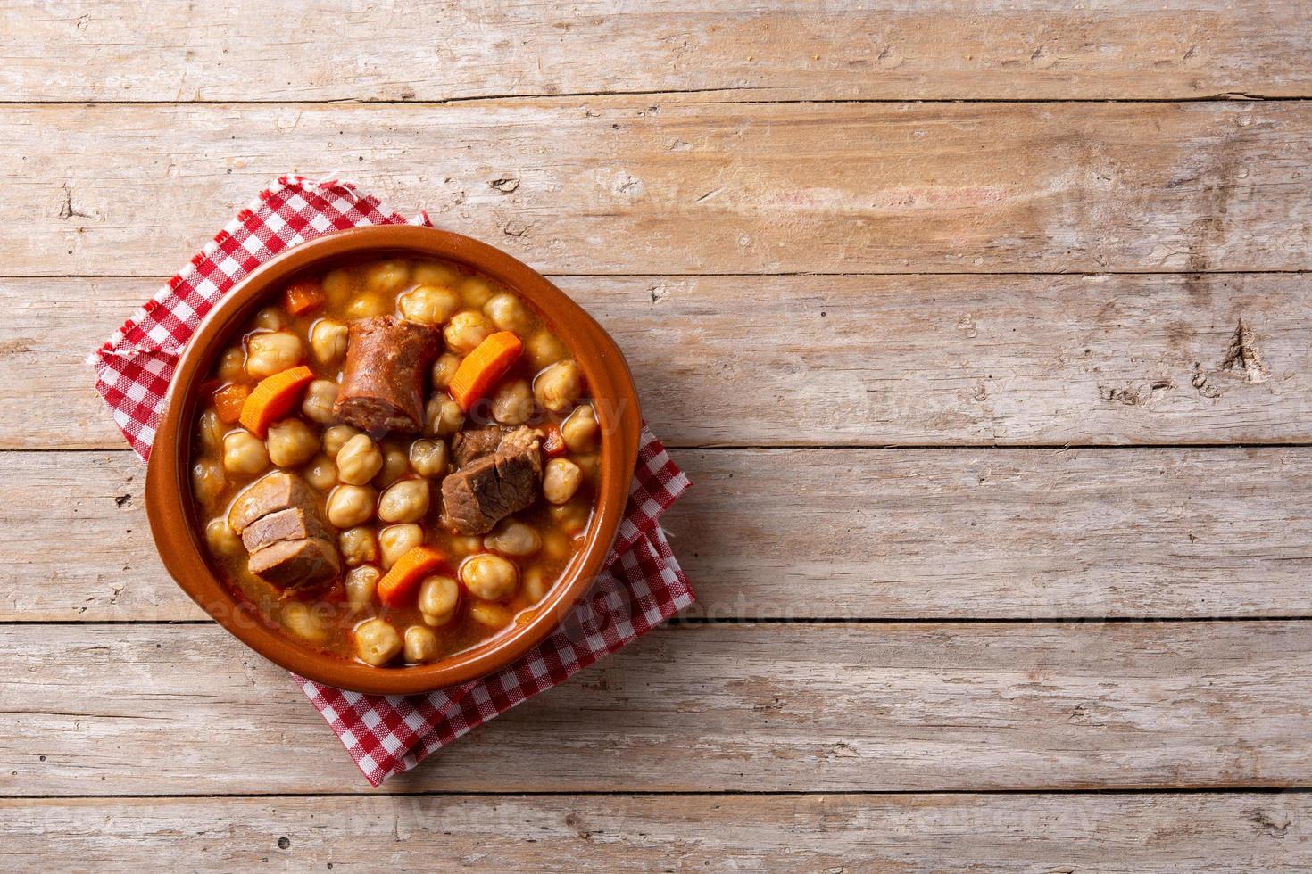 Garbanzos tradicionales españoles con carne y zanahoria en un tazón foto