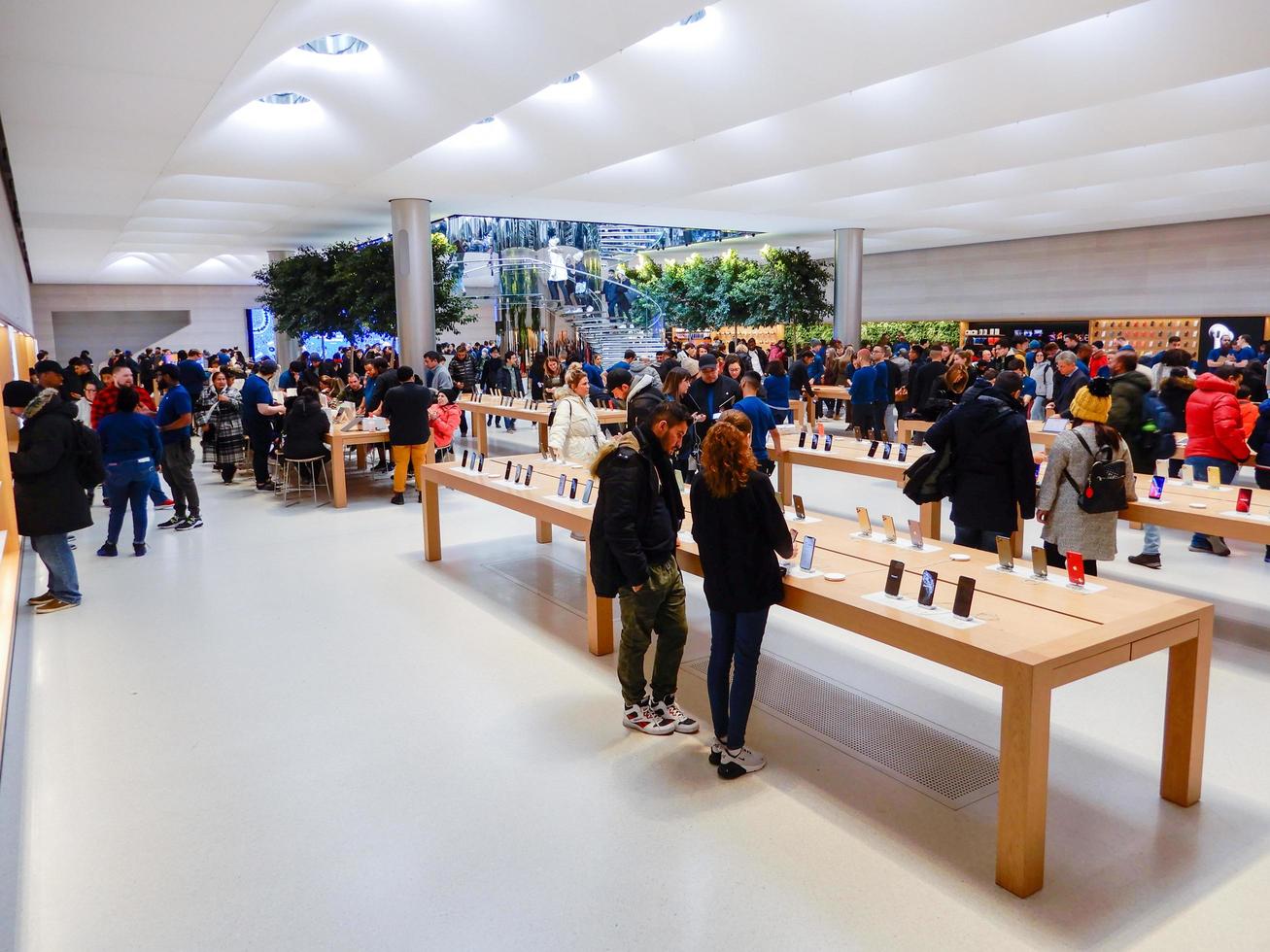 personas que visitan la tienda de Apple en la 5ta avenida. Apple Inc. foto