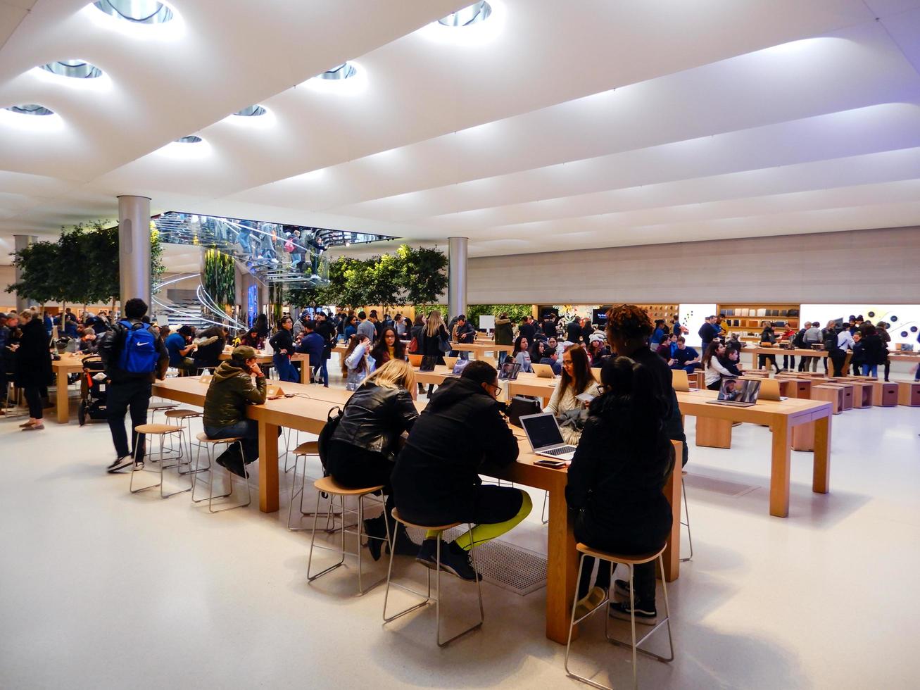 personas que visitan la tienda de Apple en la 5ta avenida. Apple Inc. foto