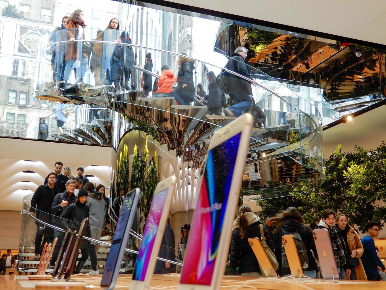 personas que visitan la tienda de Apple en la 5ta avenida. Apple Inc. foto